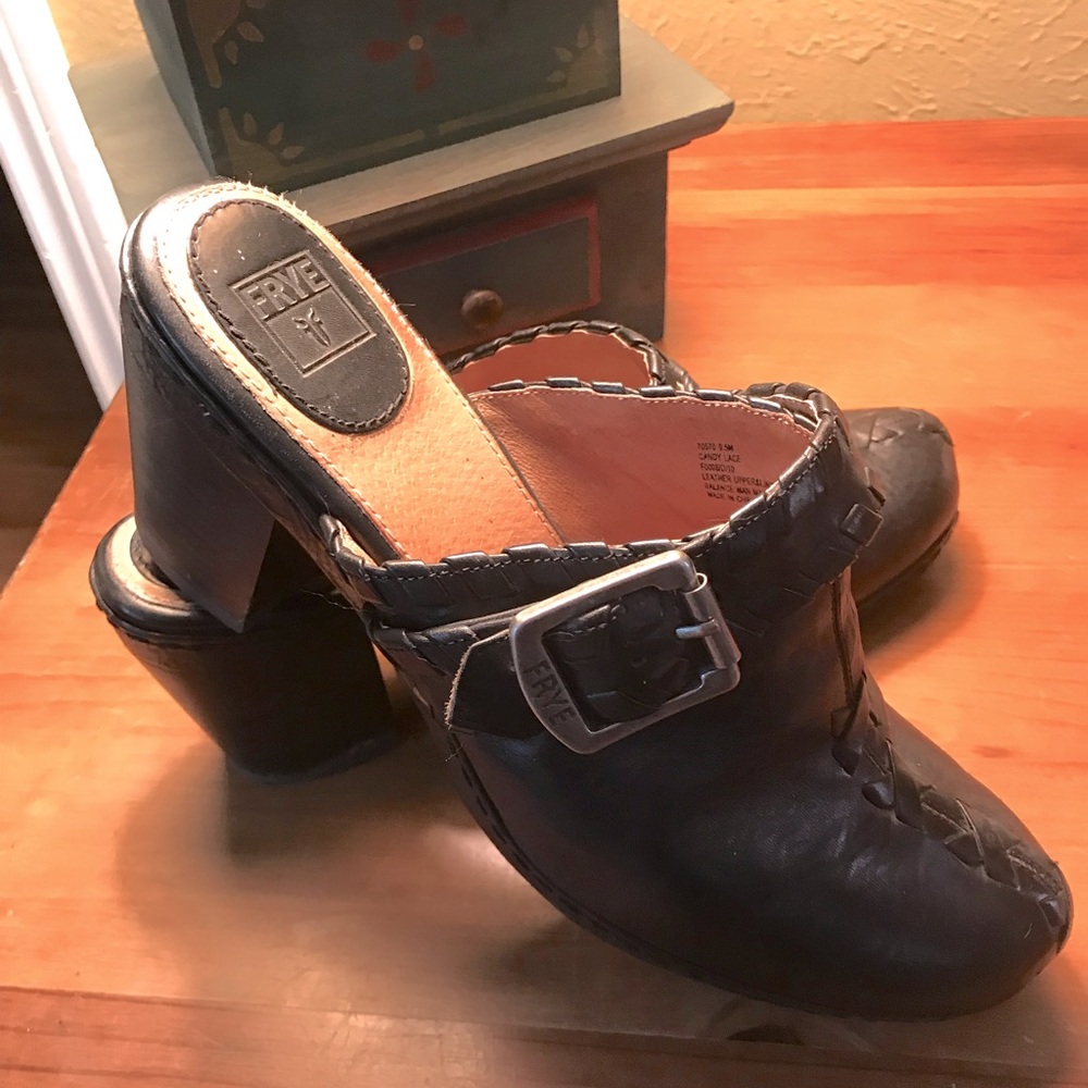 FRYE 9.5M black leather mules in amazing condition